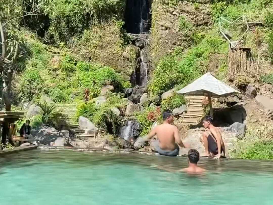 Seru! Berenang Asyik dengan View Curug di Wisata Sungai Ciharus